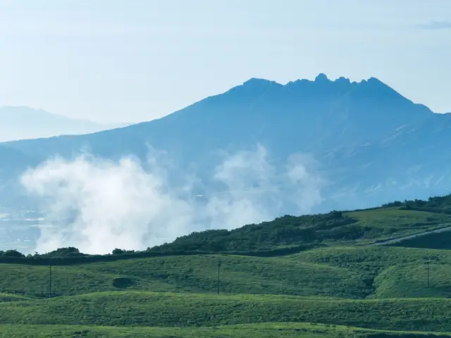雲海の向こうにそびえる阿蘇の山