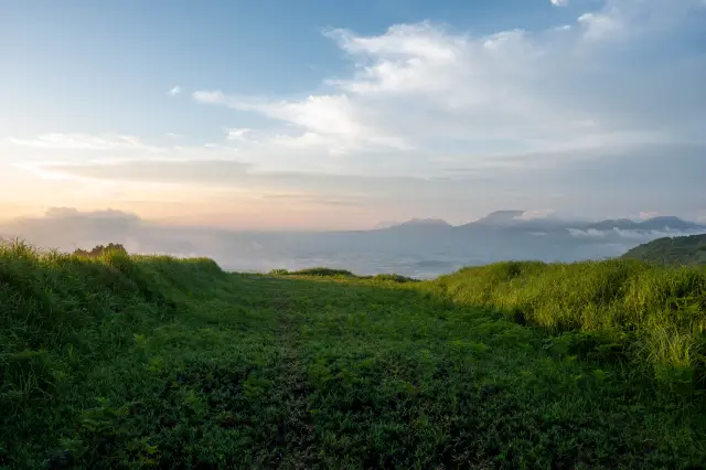 草原の丘と遠くの山並み